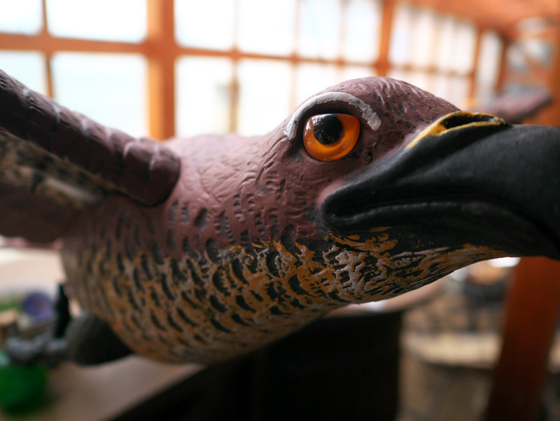 農家の倉庫にあった、雀よけのデゴイです。背景は相当に明るいのでハレっぽくなるかなあと思ったのですが、ぜーんぜん大丈夫です。なんせライカのレンズですから。<br>LUMIX DMC-GM1　LEICA DG SUMMILUX 15mm F1.7 ASPH.（F2・1/640秒）ISO 400