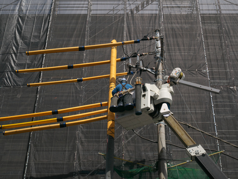 高いところが苦手なので、高いところで仕事をする人を尊敬しています。良い描写です。小さいズームレンズですが、とても良い描写をしますね。エライです。<br>LUMIX DMC-GM1　LUMIX G VARIO 12-32mm/F3.5-5.6 ASPH./MEGA O.I.S.（F11・1/500秒）ISO 200