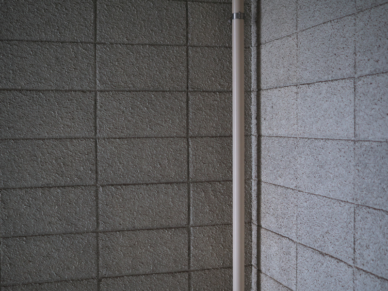 私は“配管好き”なのですが、仕事場の扉を開けると毎日このパイプを見ることになります。鏡胴が太くてGM1とのバランスが悪いですが、デキるやつという雰囲気が漂います。開放ではわずかににじみありますがそれがいいわけです。<br>LUMIX DMC-GM1　LEICA D SUMMILUX 25mm F1.4 ASPH.（F2・1/60秒）ISO 400