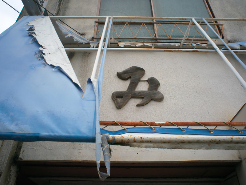 このレンズはGM1につけるとさらに「ボディキャップ感」が強調されます。ガラスレンズの3群3枚構成。トリプレットですか。周辺に少しフリンジが出るものの、よく写ります。あまり褒めて交換レンズが売れなくなるとOMデジタルソリューションズの皆さんに怒られるのでヤメておきます。<br>LUMIX DMC-GM1　OLYMPUS LENS 15mm F8（F8・1/1,250秒）ISO 400