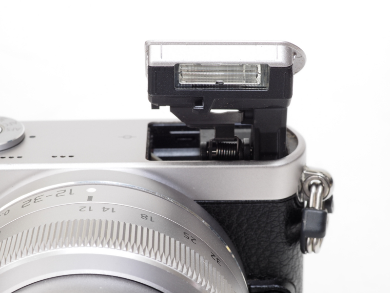 内蔵フラッシュがポップアップ式のため、普段は発光部が隠れているのは評価していますが、今回のレビューまで使用経験は一度もなしです。