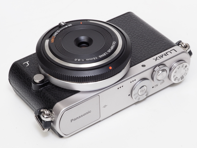 オリンパスのボディーキャップレンズBCL-1580（OLYMPUS LENS 15mm F8）は、本当にボディキャップなんじゃね？ という全体のスタイリングが傑作。こういうレンズがあるのだから、OMデジタルソリューションズさんも、GM1の対抗機を作ればいいのにねえ。