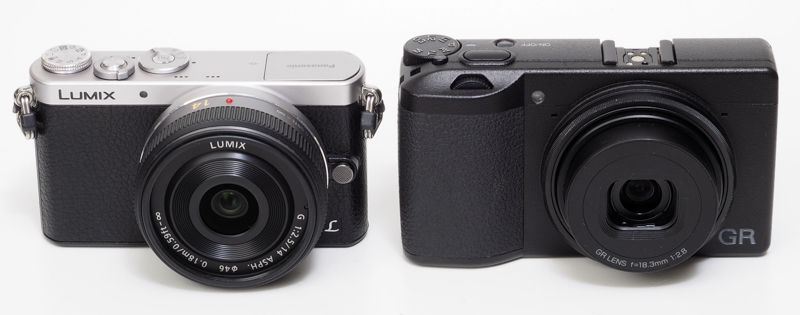 リコーGR III（右）と並べてみましたが、やはり小さいです。それでも独自の締まった存在感がありますね。