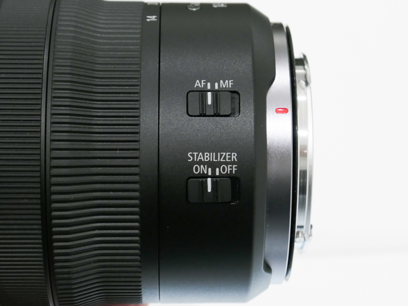 AF/MFスイッチとIS（手ブレ補正機構）のオンオフスイッチ。