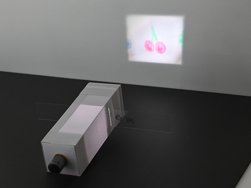 完成したプロジェクターでイラストを投影している様子