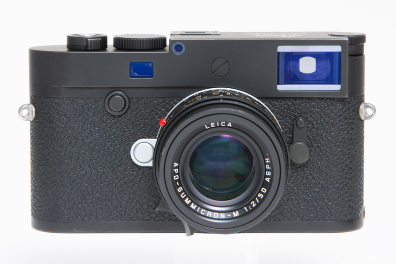 ライカM10のプロフェッショナルモデルとして登場したライカM10-P。赤丸のライカバッジがないクラシカルなスタイルが特徴。静音化されたシャッターは街中で響きにくく、スナップに向いた仕様だ。背面モニターはタッチパネル式。税込107万8,000円
