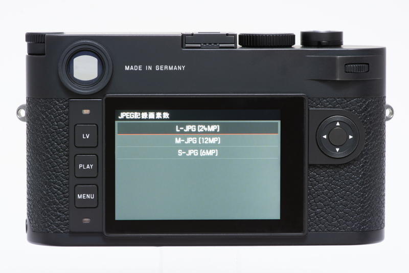 ライカM10-Pの背面。十字キーとダイヤル、そして3つのボタンしかない。シンプルな操作にこだわるのもライカの特徴だ。