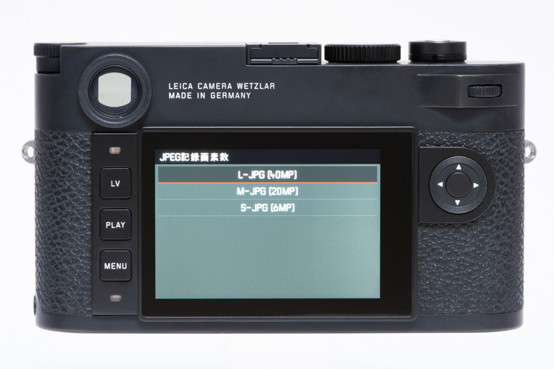 ライカM10-Rの背面。操作部はライカM10-Pと全く同じ。メニュー画面も同じなので操作感は変わらない。しかし記録画素数には「40MP」とあり、高解像度モデルなのが伝わってくる。
