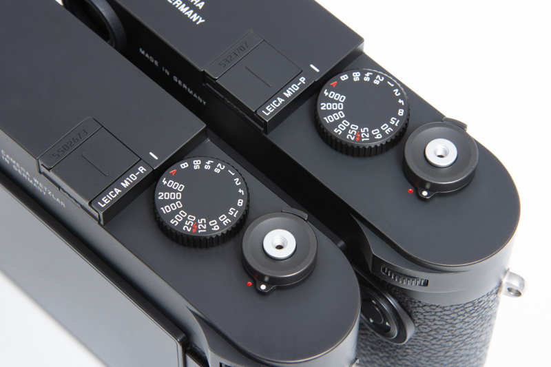 シャッターボタン側の上面は、ライカM10-PもライカM10-Rも同じ。シャッターボタンと同軸は電源スイッチ。ドライブはメニュー画面から設定する。シャッターの最高速は、どちらも1/4000秒だ。