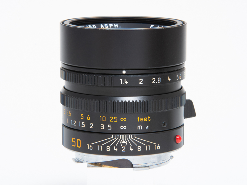 ライカ ズミルックスM f1.4/50mm ASPH.（ブラック）。税込56万1,000円<br>筆者の常用レンズ。非球面レンズや高屈折ガラスを採用し、フローティング機構により近距離から無限遠まで安定した描写性能を誇る。F1.4の明るさながらコンパクトなのもライカMレンズらしい特徴だ。