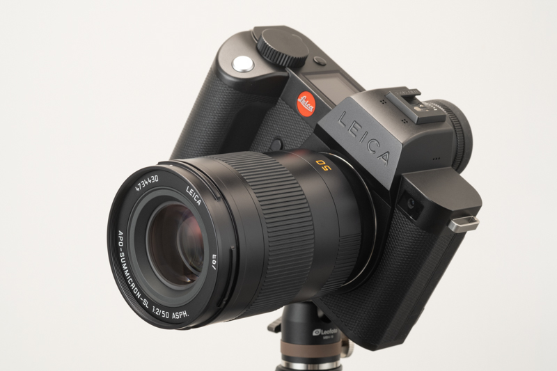 撮像素子：ローパスフィルターレス裏面照射型有効2,400万画素CMOS<br>設定可能感度：ISO 50〜100000<br>電子シャッター：60秒〜1/40,000秒<br>AE/AF追従時連写速度：最高5コマ/秒<br>AE/AF固定時連写速度：メカ＝9コマ/秒、電子＝25コマ/秒<br>動画性能：C4K/4K 59.94fps、FHD 180fps　10bit内部記録可能<br>発売：2020年12月<br>価格：税込66万円