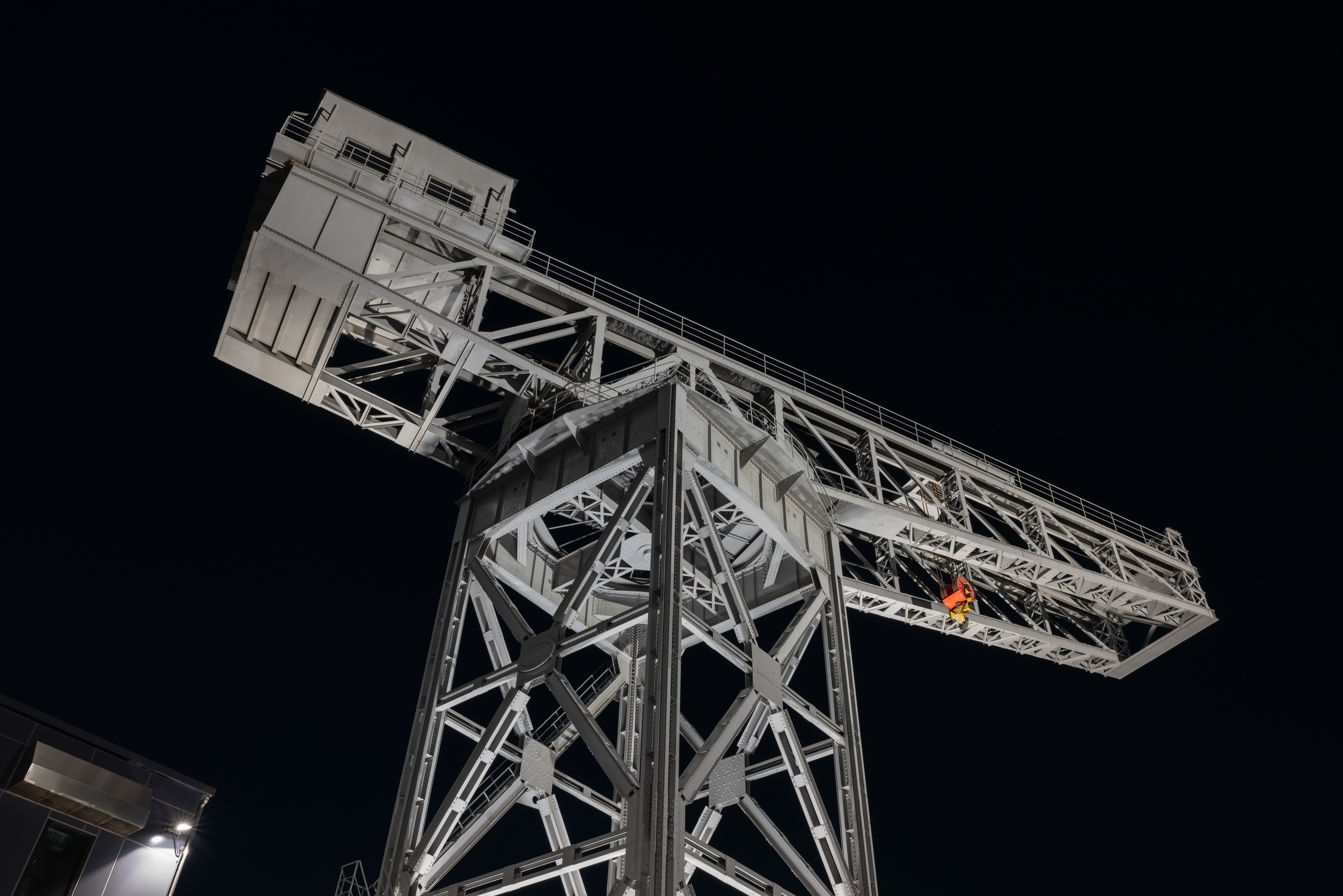 ハイライトスライダーを-48に調整。ハイライト部の階調はほぼ復元できている。ハイライトのみの調整なのでやや眠いが、シャドー部を落とすなど手を入れれば適正露出と変わらない画像にできそう。