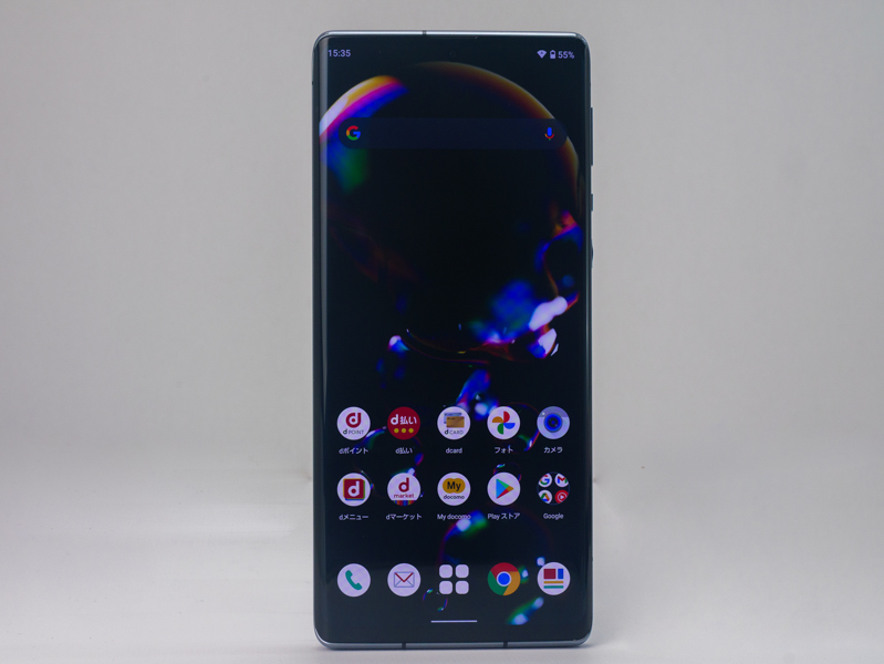 大画面ディスプレイを搭載。見栄えも良く明るいディスプレイ。カメラのモニターとしてのレベルは高い