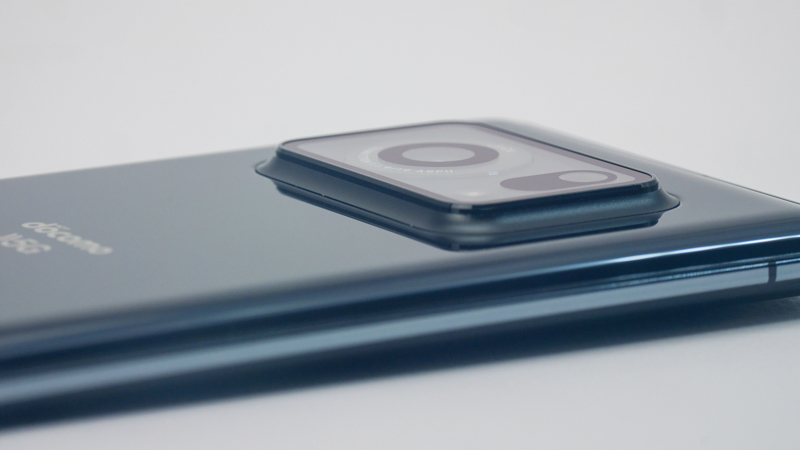 AQUOS R6の背面カメラ部。昨今のスマートフォンカメラとしては、まあまあ標準的な膨らみ。むしろ、このサイズによく1インチセンサーと、それに対応するイメージサークルを持つレンズを搭載したなという感じ