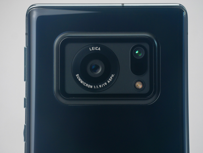 大型のレンズがひとつ。ライカブランドのレンズを搭載しているので期待が高まる。その隣に並ぶのは測距用のToFカメラとLEDフラッシュ