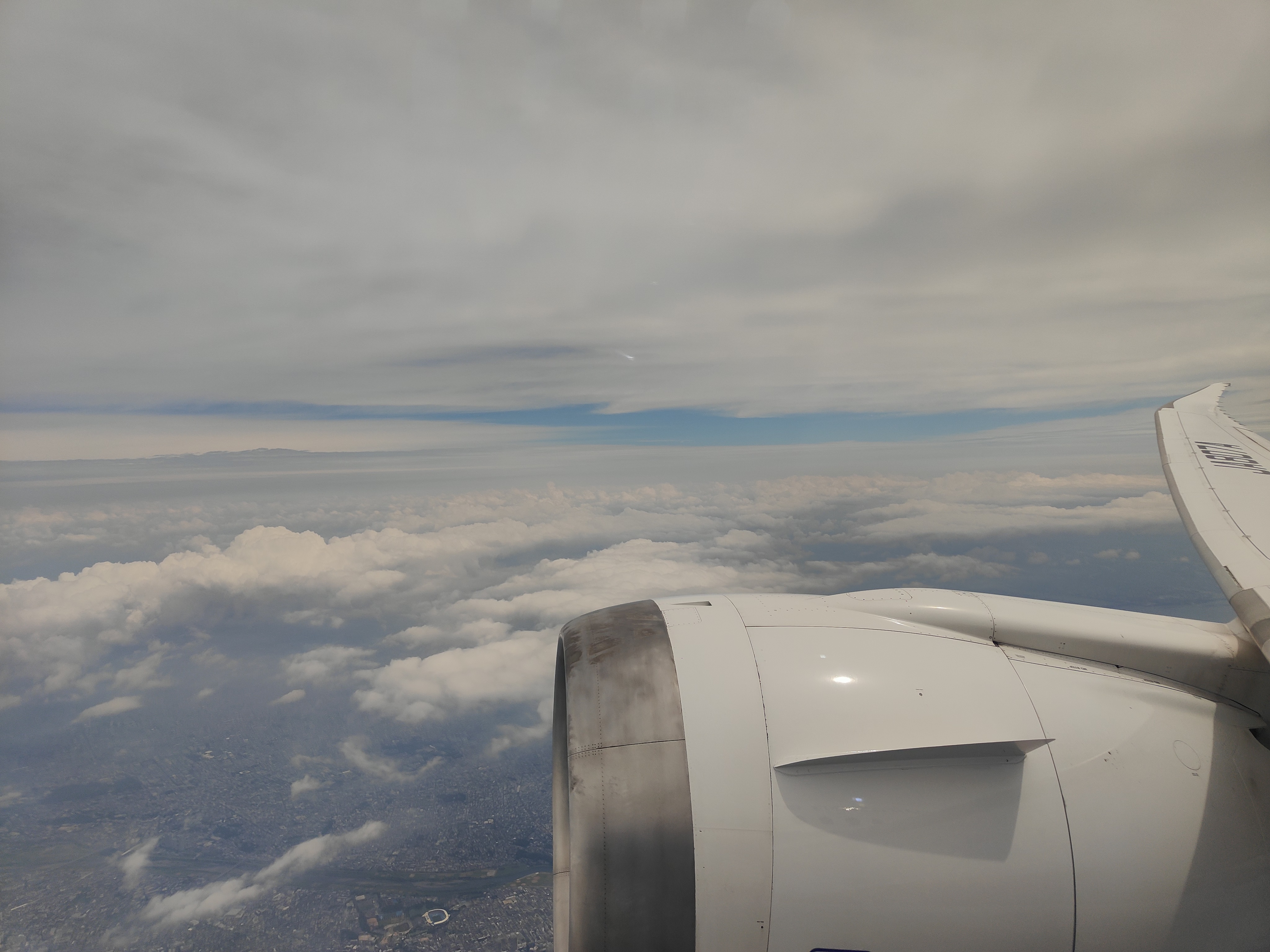 飛行機の窓ガラス越しに撮影しているが、ガラス面にピントが合う事象が何度か発生していた。タッチAFでピント合わせをしようとすると改善することもあるが、ピンボケが続くこともあった<br>AQUOS R6　SUMMICRON 1:1.9/19 ASPH.（1/4,800秒）ISO 102