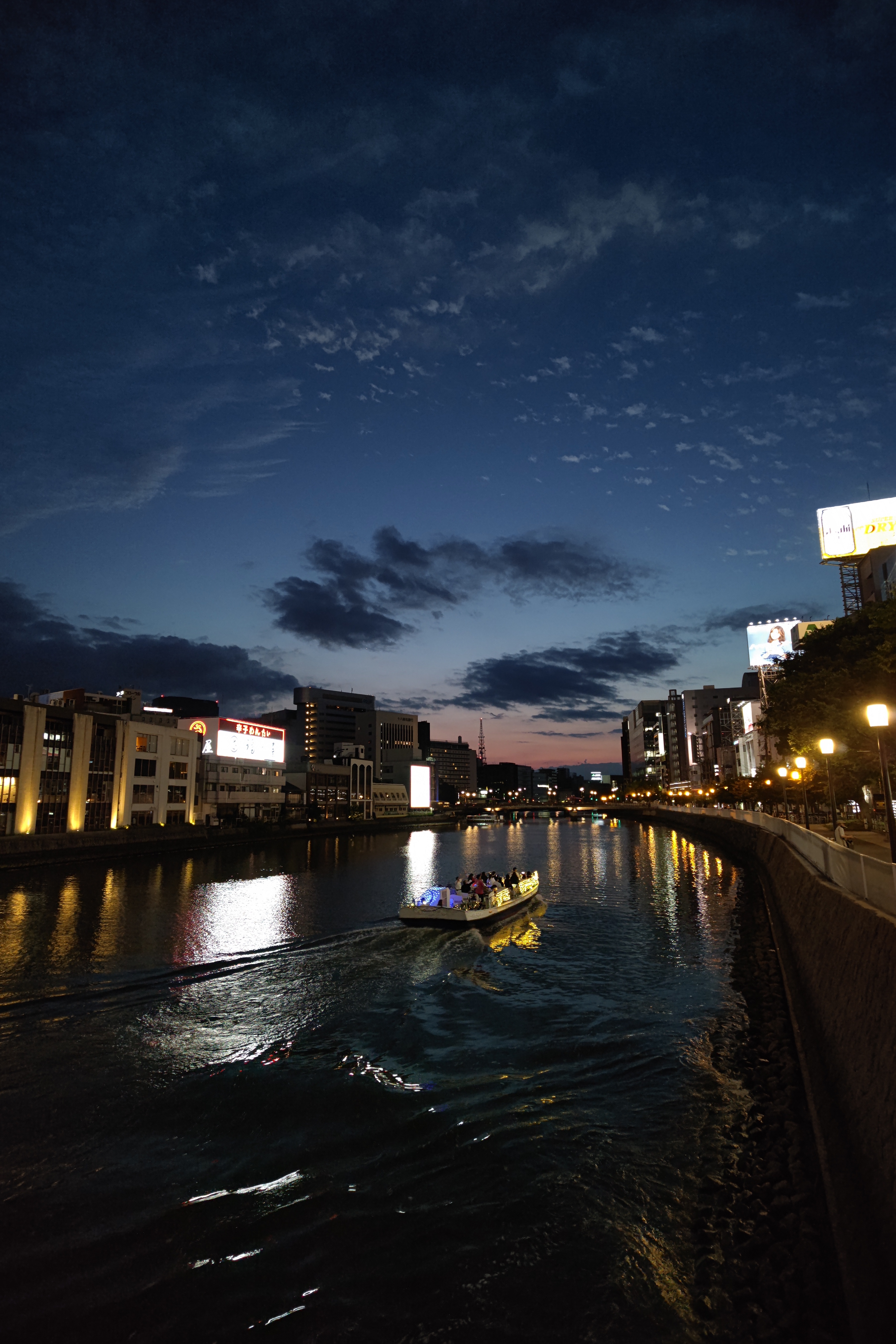 スマートフォンとしては高感度なISO 1056ということを考えれば、十分に低ノイズ。塗り絵的ではなく、解像感を優先してノイズを残す設計のようだが、大型センサーのおかげかノイズは少なめでバランスがとれている。空のグラデーションもいい<br>AQUOS R6　SUMMICRON 1:1.9/19 ASPH.（1/100秒）ISO 1056