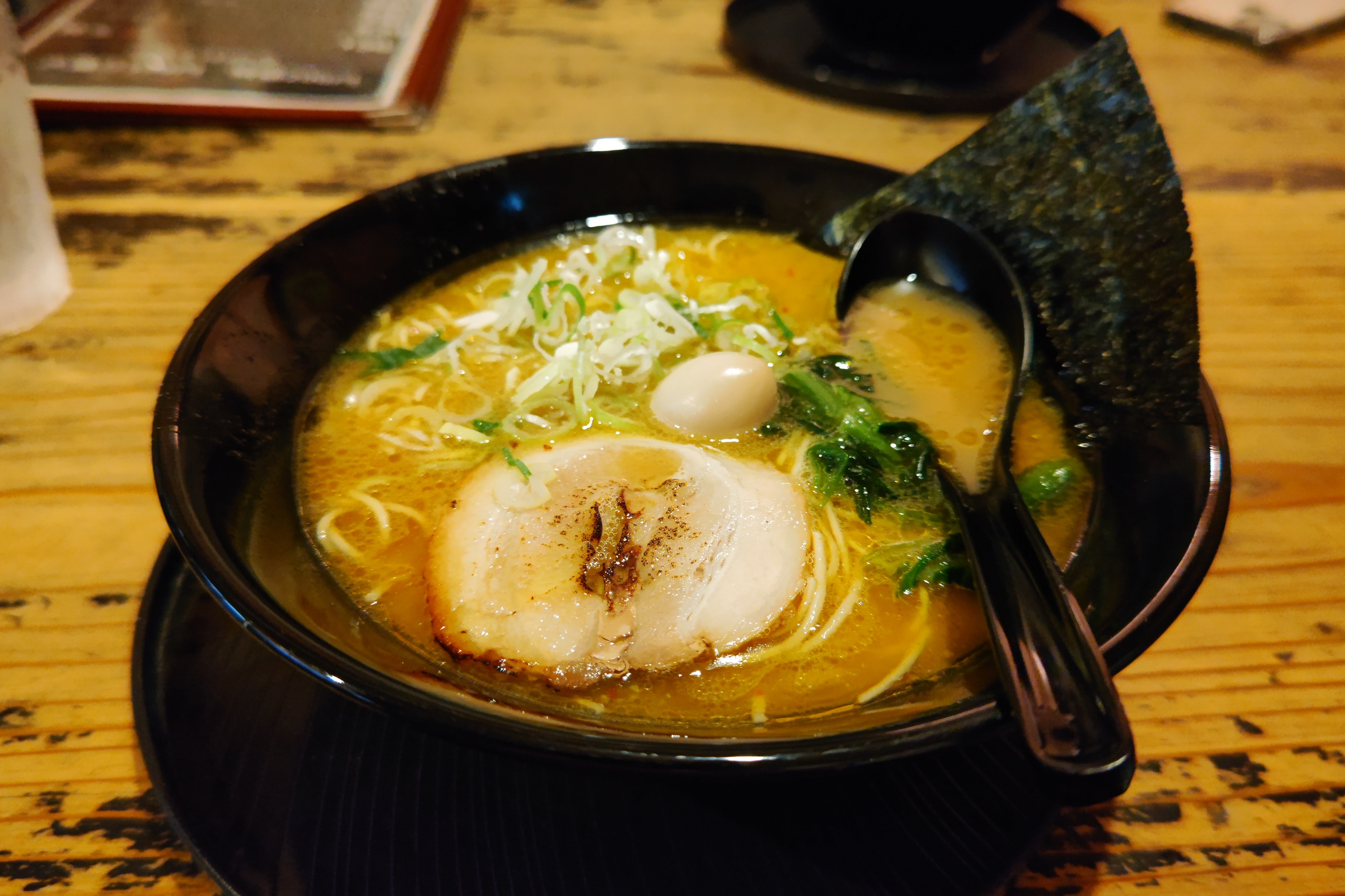 料理の撮影だと、あまりボケすぎないよう撮影には工夫が必要になりそう。シャッタースピードは1/50秒となったが、スマホ的に片手で気軽に撮影するなら、もう少し高いシャッタースピードを選択するようなISO感度制御が良さそうだ。このノイズ量ならまだ感度アップの余地も見える<br>AQUOS R6　SUMMICRON 1:1.9/19 ASPH.（1/50秒）ISO 1743