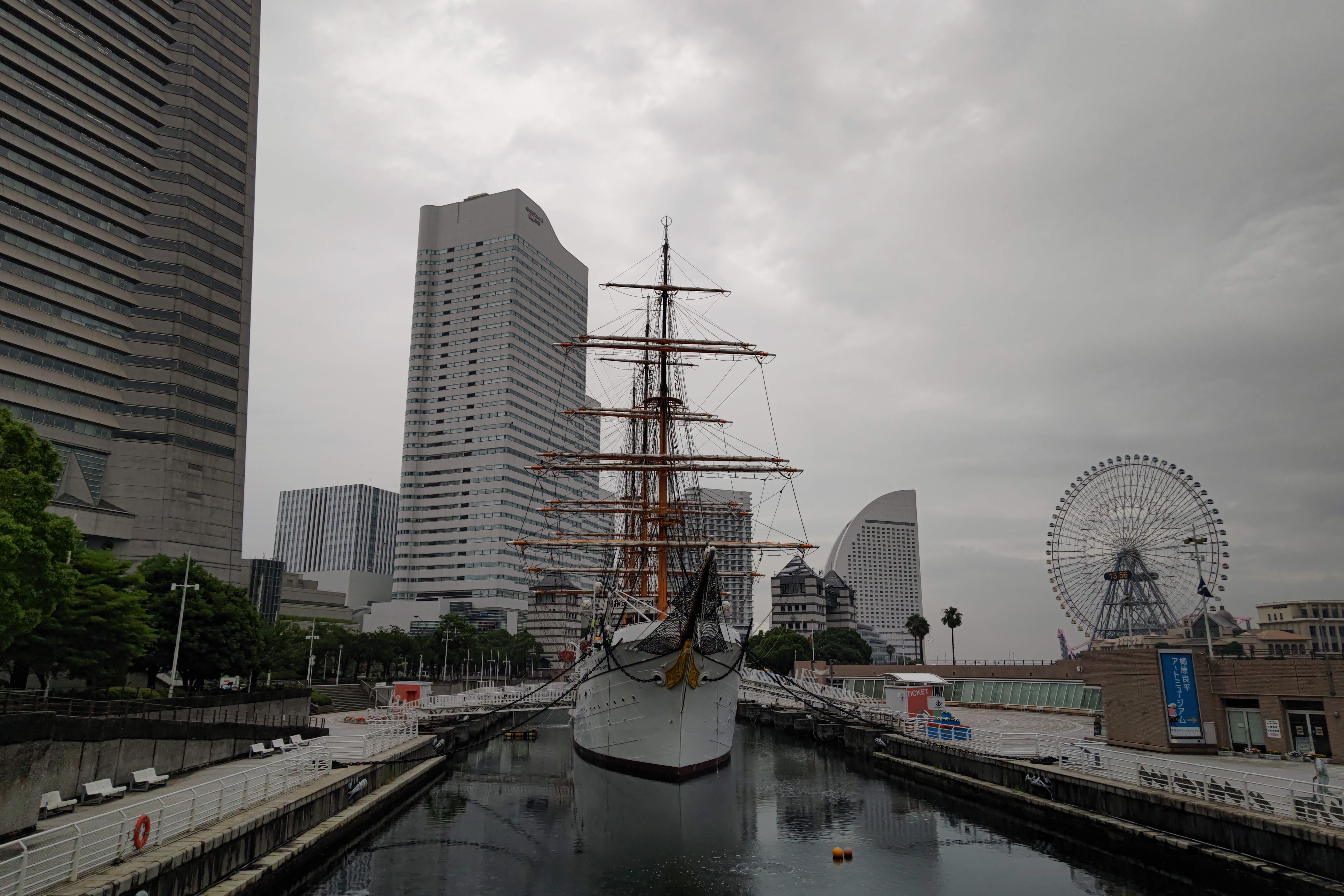 あいにくの曇天だが、逆にAQUOS R6の素性をよく示す1枚となった。スマートフォンカメラだとHDRに色味を盛り込んで、もう少し派手な絵にすることが多い。AQUOS R6の場合はいたって標準的な、見たままを写しとる画作り<br>AQUOS R6　SUMMICRON 1:1.9/19 ASPH.（1/3,000秒）ISO 50