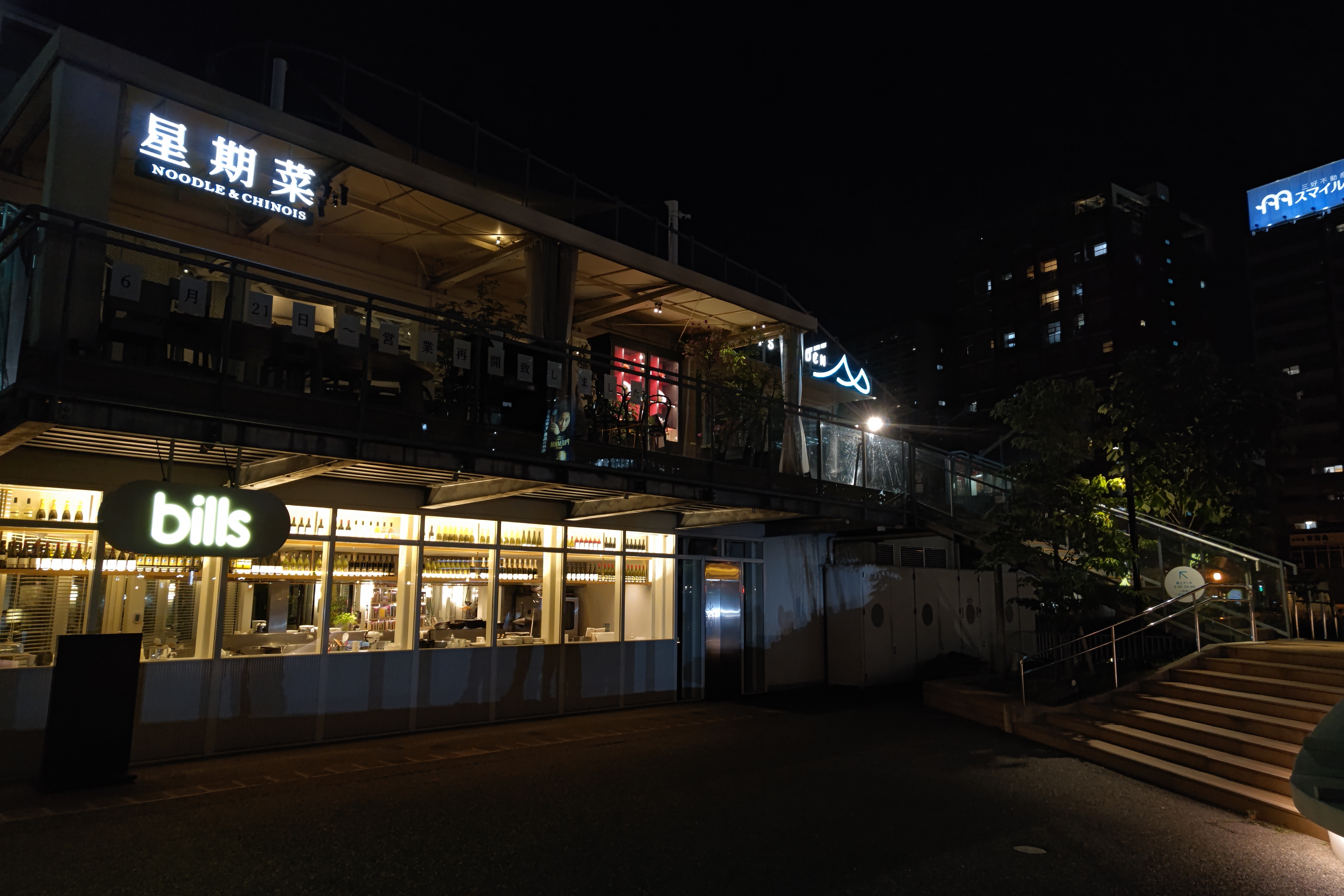 通常撮影でも、バランスのいい夜景が撮れる。ノイズレベルは十分抑えられている<br>AQUOS R6　SUMMICRON 1:1.9/19 ASPH.（1/100秒）ISO 566