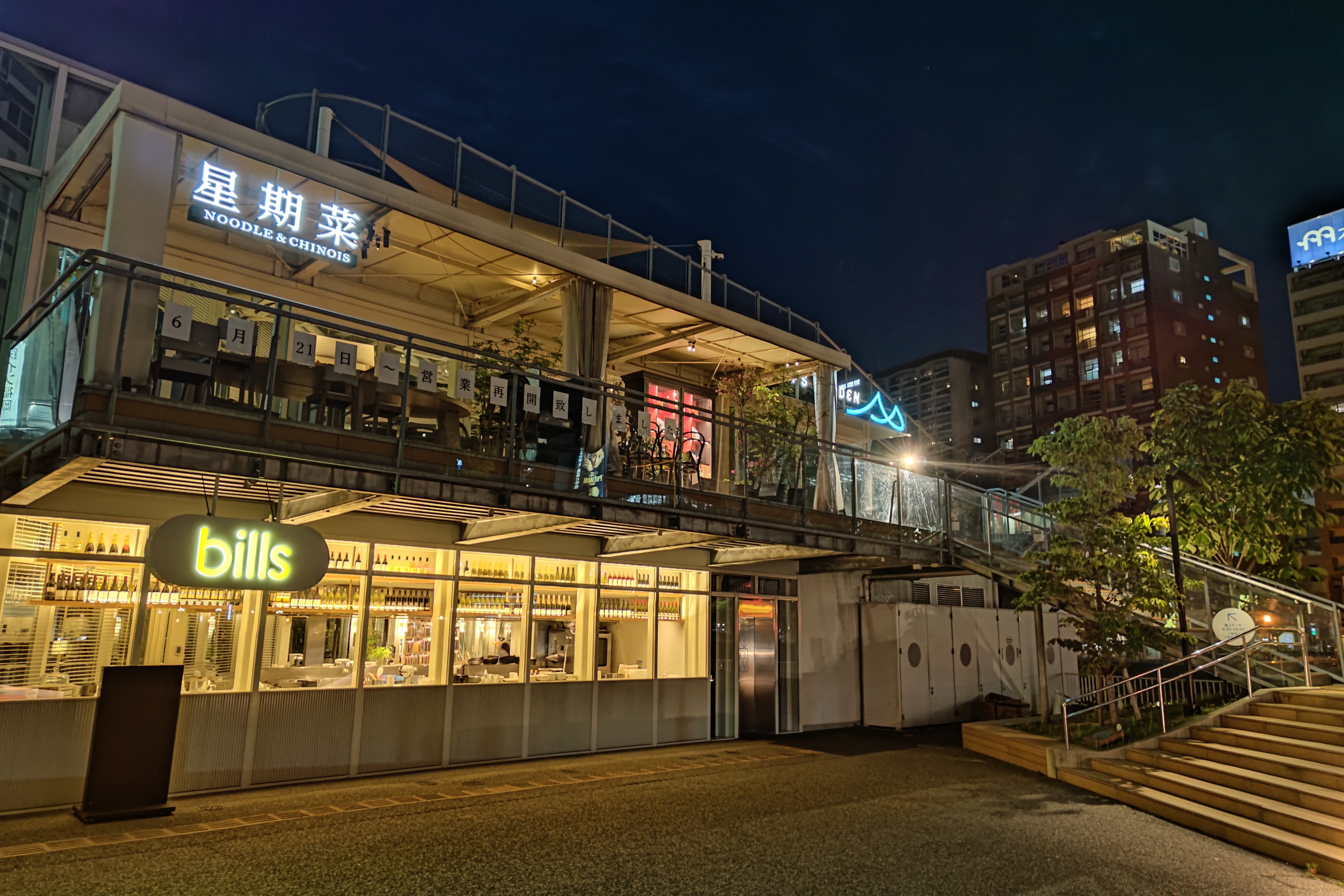 夜景モードを選ぶと、それなりにスマートフォンライクなHDR風の夜景となる。ただし手ブレはしやすいので、それなりにきちんと構えて撮影しないと厳しい<br>AQUOS R6　SUMMICRON 1:1.9/19 ASPH.（1/14秒）ISO 397