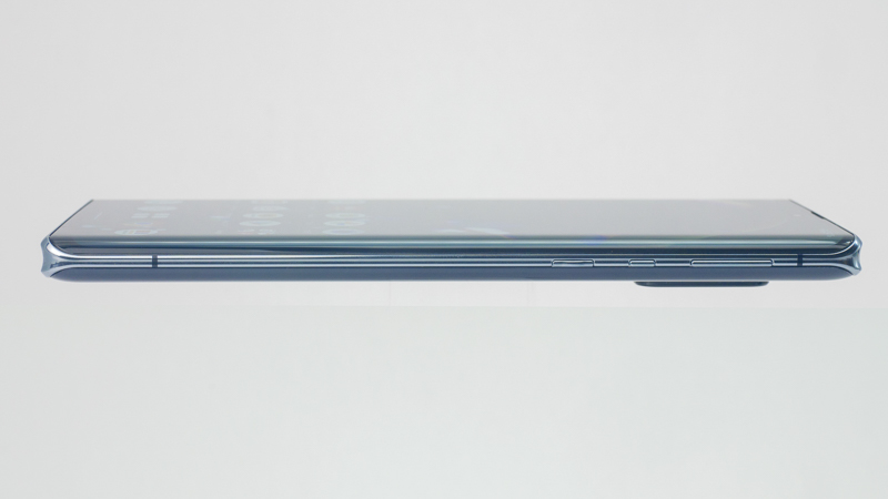 側面にはボリュームボタン、Googleアシストボタン、電源ボタンを配置。ボリュームボタンはシャッターボタンとしても使えるが、横に構えたときの右手人差し指の位置にシャッターボタンはない