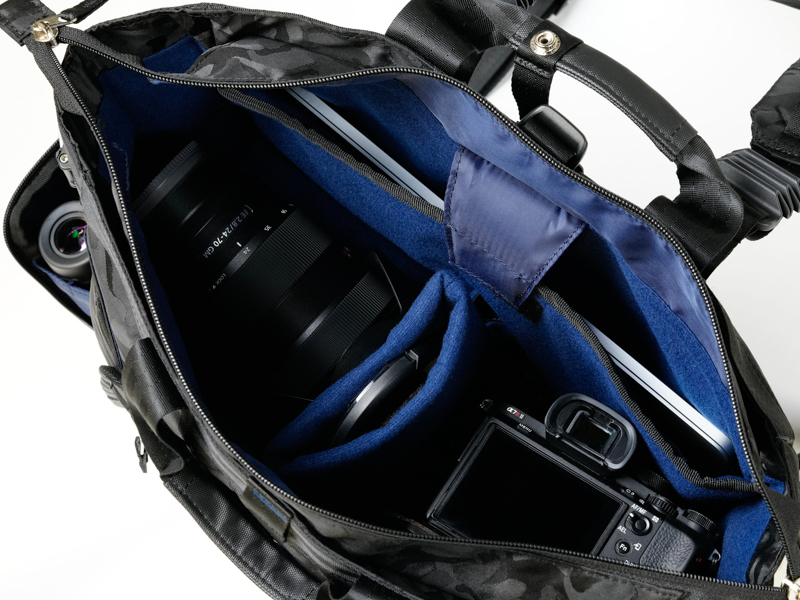 仕切り板の中央部はレンズキャップなど薄めのものが収納できるポケット仕様