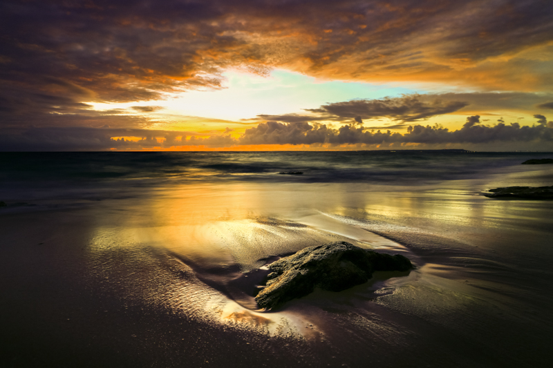 波が引く際、ゴム石突は砂に沈み込みやすいが、付属のスパイク石突ならばしっかりと砂に食いつく。波を避けて三脚を据えることに意識を費やす必要もない。<br><span class="fnt-85">EOS R5/ RF15-35mm F2.8 L IS USM / 17mm / 絞り優先AE（F10、3.2秒、-0.3EV） / ISO 200</span>