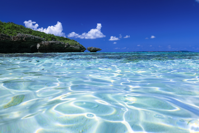 海面の柔らかな曲線の印象を強めるため、低い視点から捉えたい。三脚を使うと、フレーミングを固定した上で、心地良い揺らぎの姿を狙うことに集中できる。<br><span class="fnt-85">EOS R5 / RF15-35mm F2.8 L IS USM / 35mm / 絞り優先AE（F11、1/160秒、-0.3EV） / ISO 200</span>