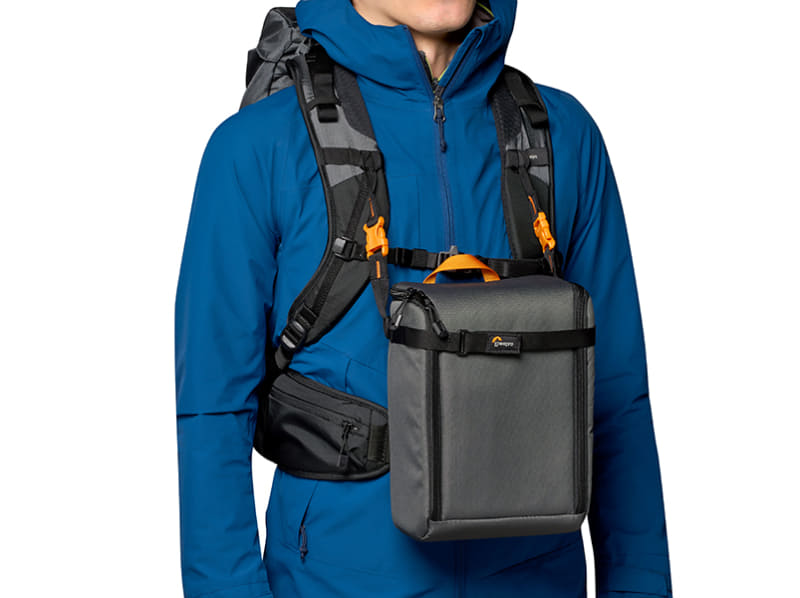 3種類のストラップとスマートフォンポーチが付属