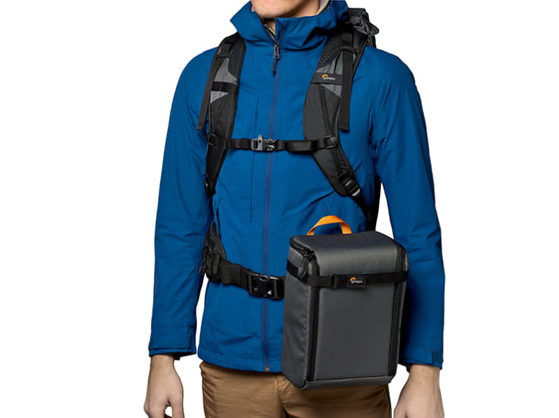 シーンに応じてカメラインサートとストラップを組み合わせることで、チェストバッグ、ウエストバッグ、ショルダーバッグとして使うことができる