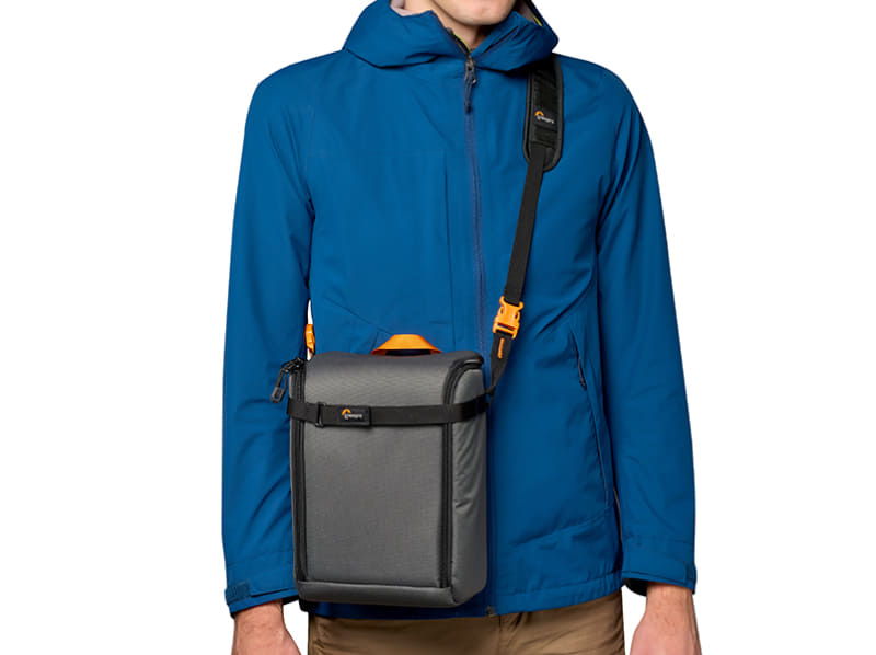 シーンに応じてカメラインサートとストラップを組み合わせることで、チェストバッグ、ウエストバッグ、ショルダーバッグとして使うことができる