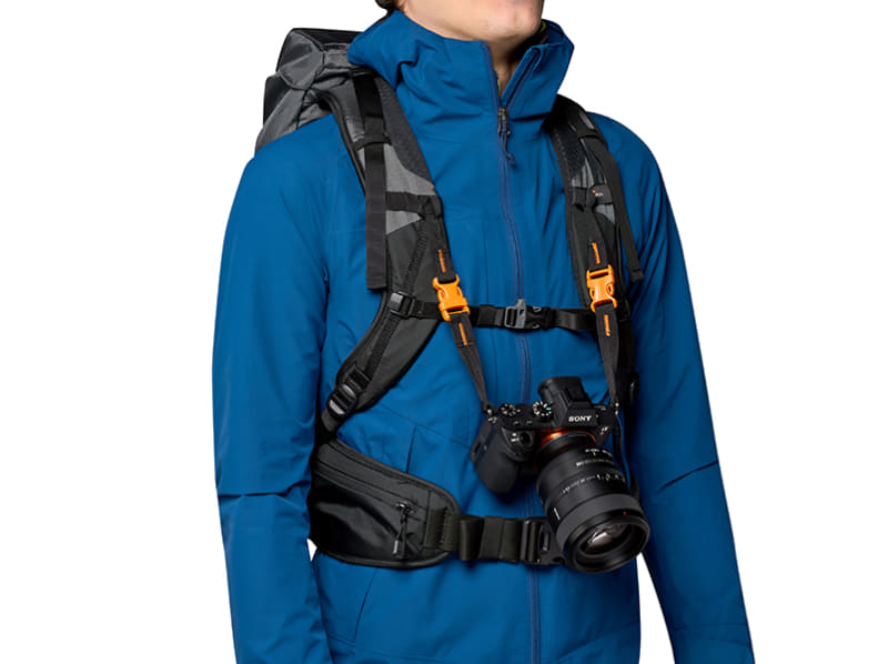 カメラやスマートフォンポーチを、ショルダーストラップに取り付けるといった使い方も可能としている