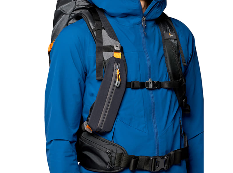 カメラやスマートフォンポーチを、ショルダーストラップに取り付けるといった使い方も可能としている