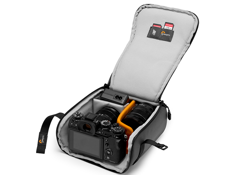 カメラ収納部のインサート。左がBP 15L AW III、右がBP 24L AW III