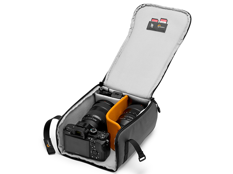 カメラ収納部のインサート。左がBP 15L AW III、右がBP 24L AW III