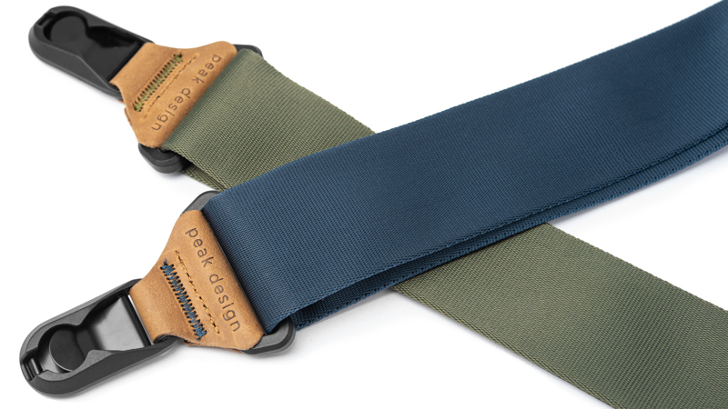 ステッチの色もストラップの色と同系色になっている