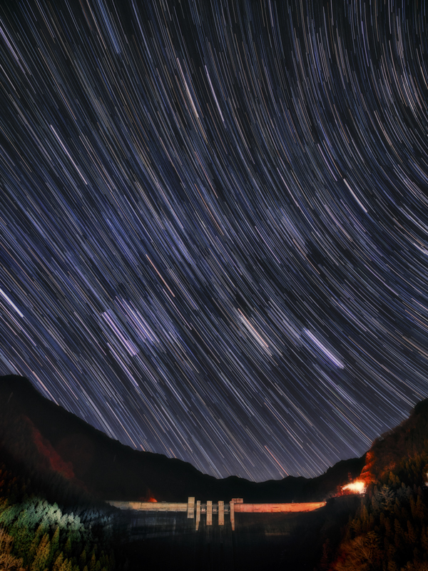 35mm判換算で16mm相当の画角は、ロケーションを生かした星景写真を撮るのにちょうど良い。OM-D E-M1 Mark IIIのライブコンポジット機能を使って40分相当の星の軌跡を再現した。<br><span class="fnt-85">OM-D E-M1 Mark III / 8mm（16mm 相当） / ライブコンポジット（F4・60秒×40枚） / ISO 800</span>