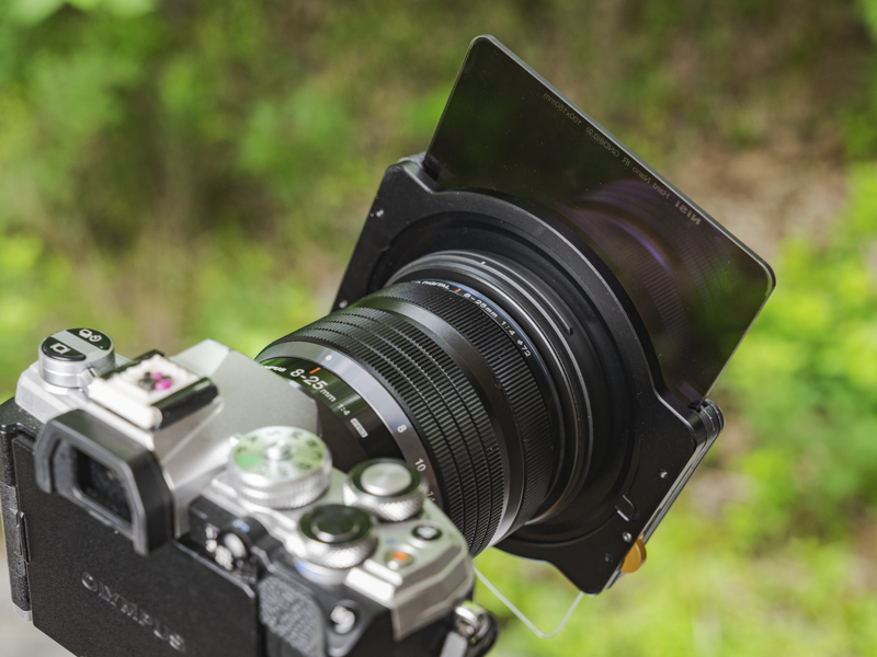 16mm相当の超広角ズームながら、レンズ前面に特殊なホルダーなどなしでハーフNDフィルターを装着できる。