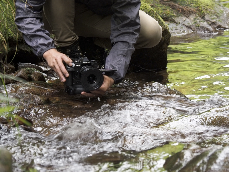 ボディー、レンズともに防塵・防滴性能を確保。雨天や水辺での撮影にも強い。