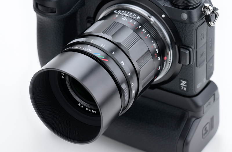 赤、緑、青の3本線が“APO”であることを示しています。これは光の三原色をモチーフにした意匠