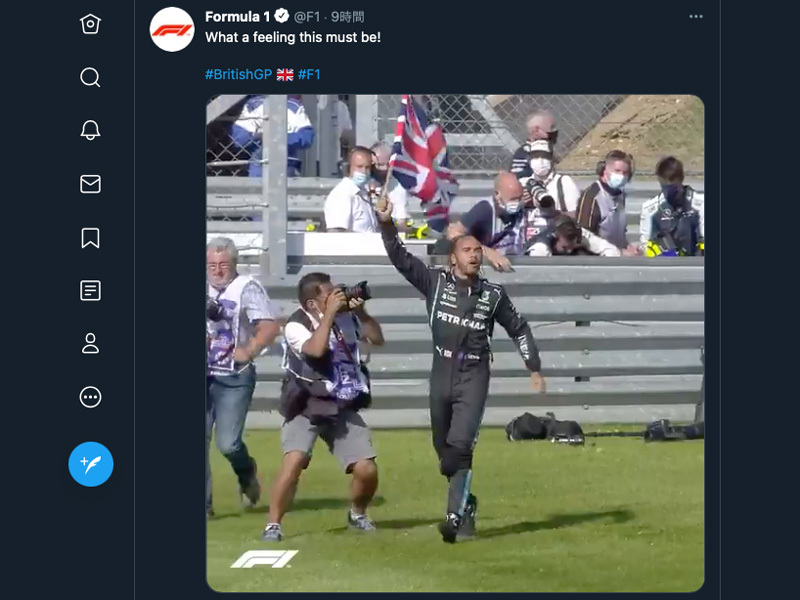 <a href="https://twitter.com/F1/status/1416813265506684929?s=20" class="n" target="_blank">Formula 1公式Twitter（@F1）</a>より。カメラを構えているのが熱田さん