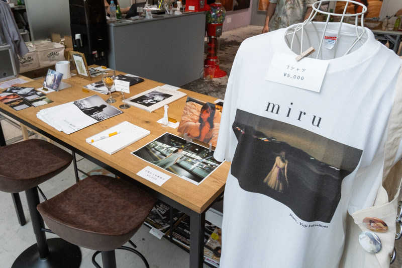 Tシャツや図録など様々なグッズの販売も
