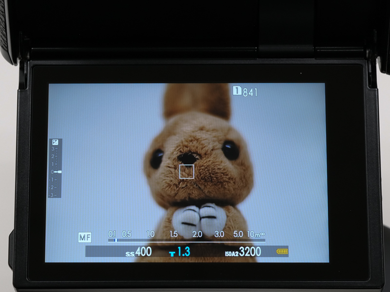 レンズを装着してカメラの電源を入れた直後の状態。絞りは開放側のF1.2にセットしているが、「T1.3」と表示された