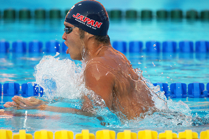 北島康介（JPN）／アテネ（2004）<br>IOCチケッティングオフィスの友人に「水泳会場に行きたけど、チケットがないんだ」と話すと、「30分後にオフィスに来てみろ」と。半信半疑でオフィスを尋ねると「グッド・ラック」という言葉とチケットを手渡してくれた。そうして撮影できたのが平泳ぎ男子200m決勝で金メダル。「チョー、気持ちいい」の名言が生まれた（写真・薬師洋行）