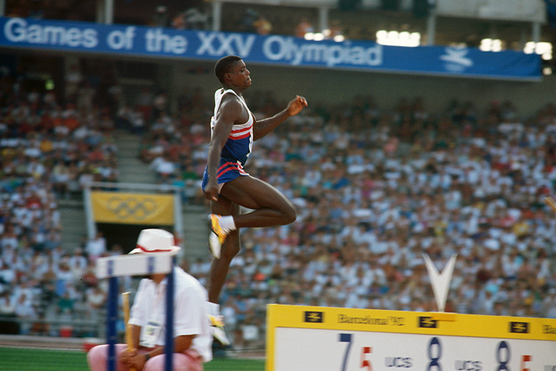 カール・ルイス（USA）／バルセロナ（1992）<br>走り幅跳びで個人種目3連覇を達成したカール・ルイス。続くアトランタ五輪の走り幅跳びでもルイスは金メダルを獲得し、ロサンゼルス、ソウルと合わせて個人種目4連覇の偉業を達成した。アメリカがボイコットしたモスクワ五輪にも19歳で代表に選ばれていたから、もし出場していたら……と思ってしまう（写真・アーサー・ティル）