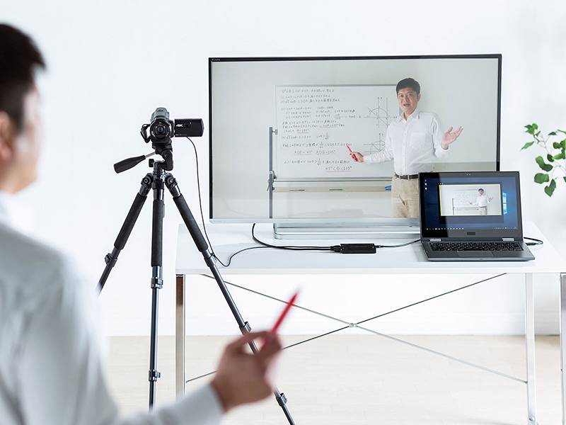 HDMI出力端子を利用して、カメラに映った自分の姿を確認しながら映像を配信できる。PCとの接続はUSB出力端子を利用