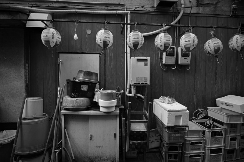 裏路地の光景。居酒屋さんの裏口です。光の乏しい状況ですが、レンズは光を集めるかのごとく、センサーは光を繋げるかのごとくという印象です。もっとのっぺりした感じになると思われたのですが、感激の描写です。<br>dp0 Quattro（F5.6・1/400秒）ISO 400