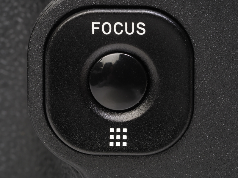 グリップの後ろにあるフォーカス用のボタンですが、とてもシンプルです。AFエリア切り替えはとてもシンプルだけど、超広角レンズだし、問題ないですね。