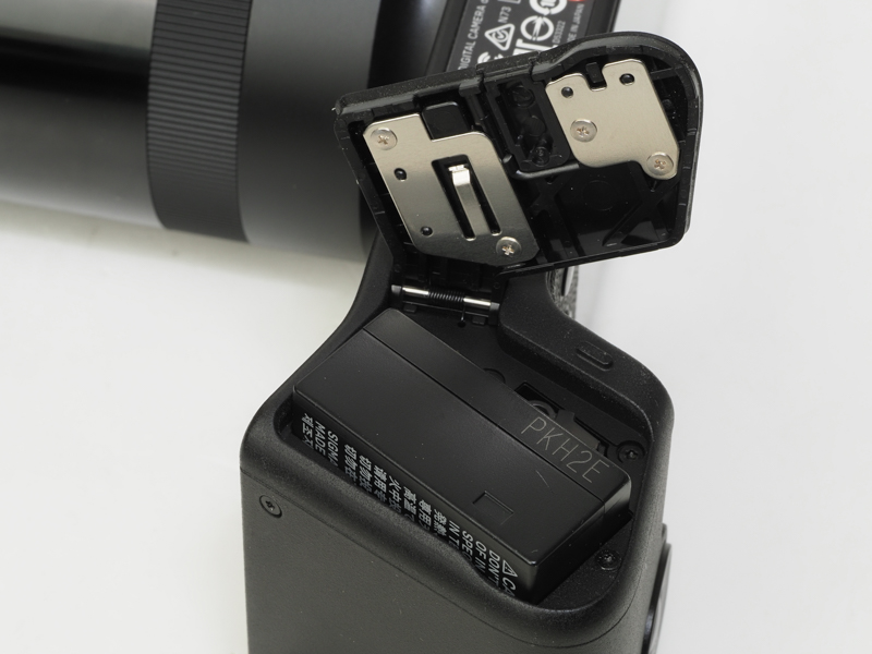 バッテリー室です。カメラを購入するとバッテリーは2個同梱されています。こういう配慮って大事です。これなら誰も「バッテリーがすぐになくなるじゃないか」と文句言いませんし。